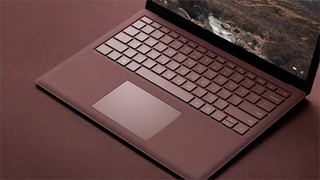 El teclado del portátil está cubierto por tela.